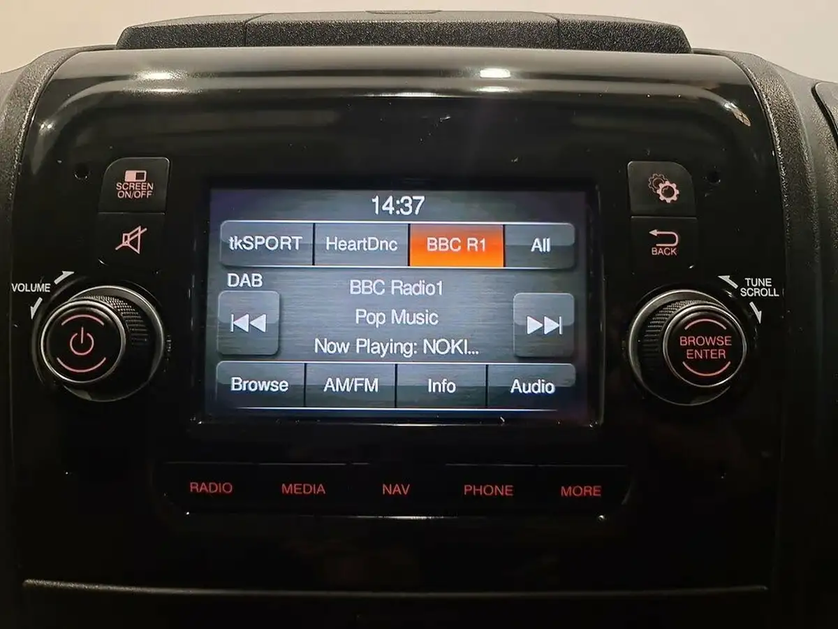 2022-peugeot-boxer-22-bluehdi-professional-335-l3-h2-panel-big-11