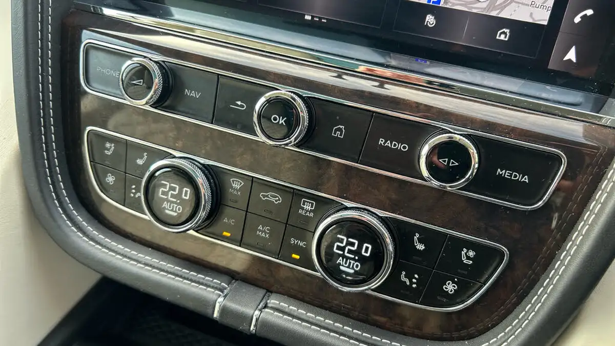 2019-bentley-bentayga-40-v8-big-24