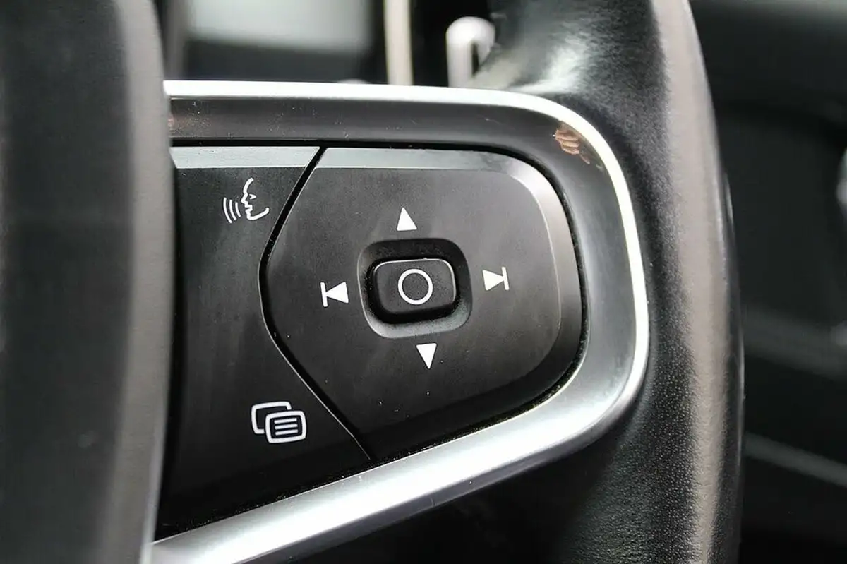 2018-volvo-xc40-20td-d3-momentum-geartronic-big-34