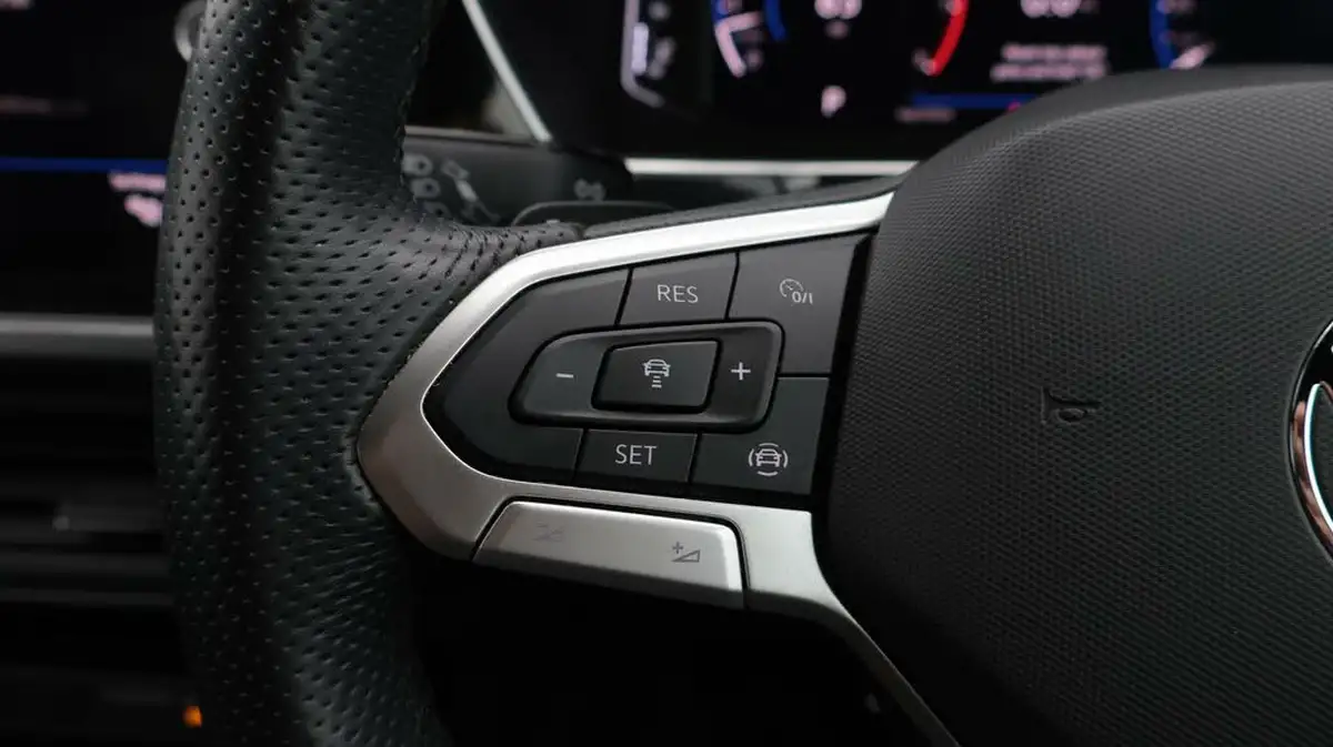 2021-volkswagen-t-cross-15-tsi-r-line-big-24