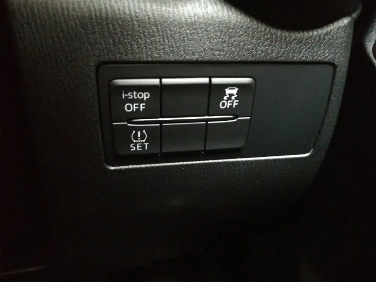 2024-mazda-mazda2-15-skyactiv-g-centre-line-big-17