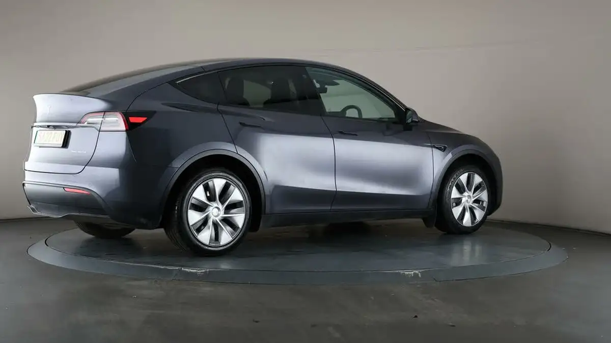 2022-tesla-model-y-e-long-range-big-58