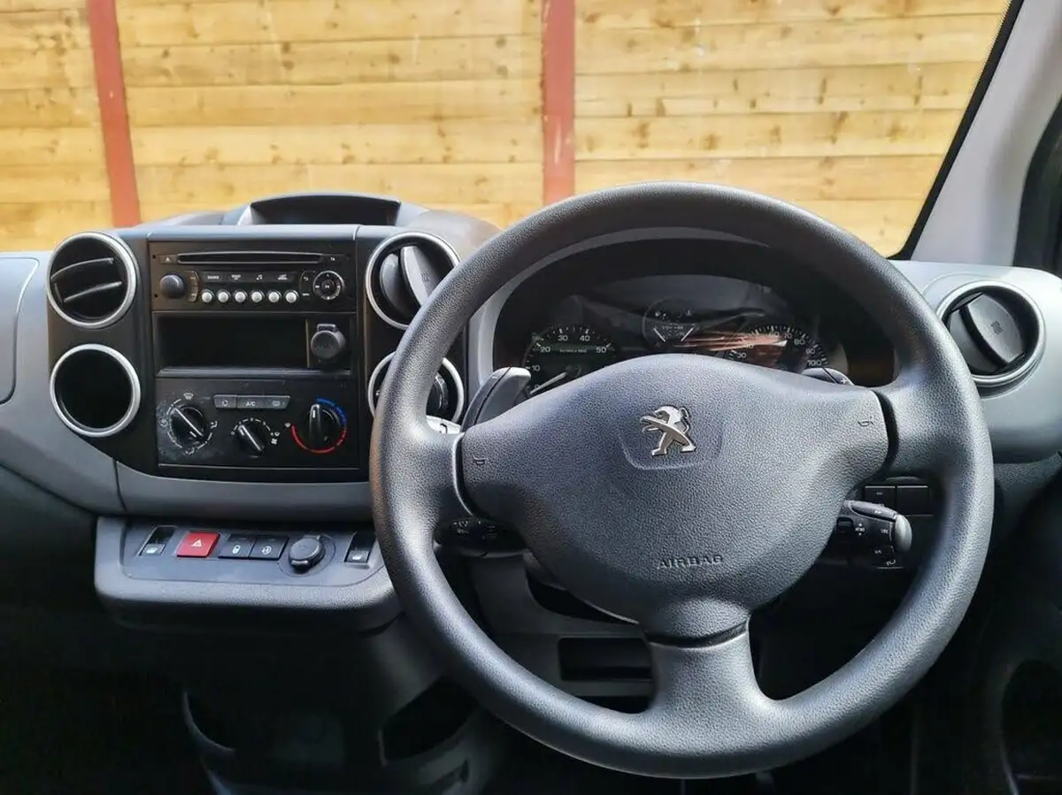 2018-peugeot-partner-big-1