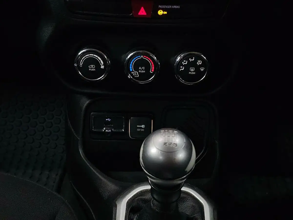 2015-jeep-renegade-14-longitude-big-52