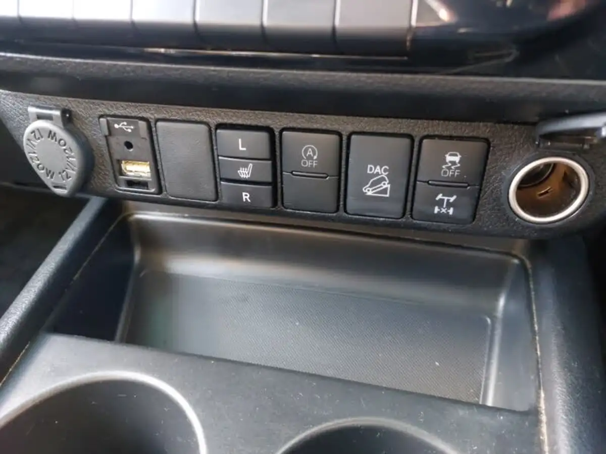 2023-toyota-hi-lux-28d-4d-invincible-2754cc-auto-big-13