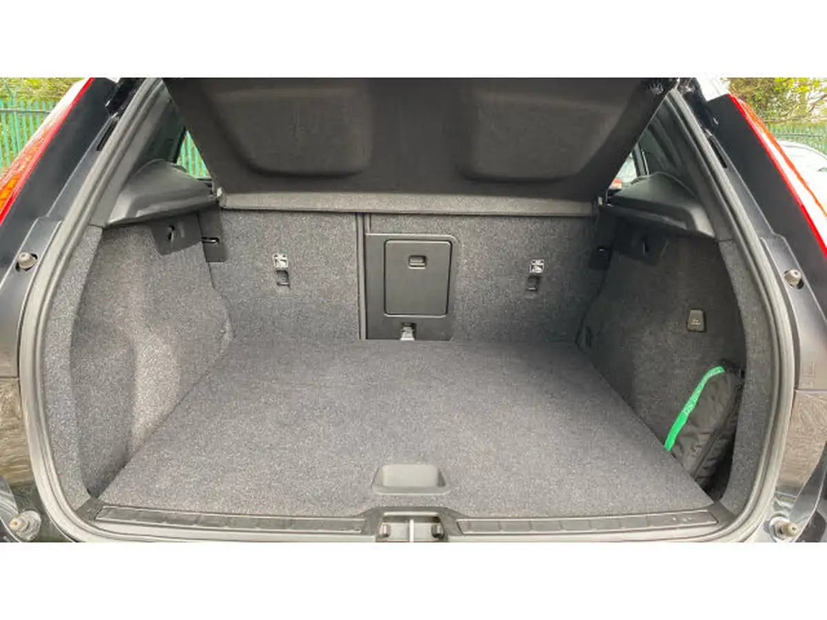 2022-volvo-xc40-15-t3-momentum-auto-big-16