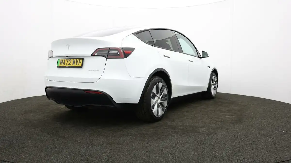 2022-tesla-model-y-e-long-range-big-77