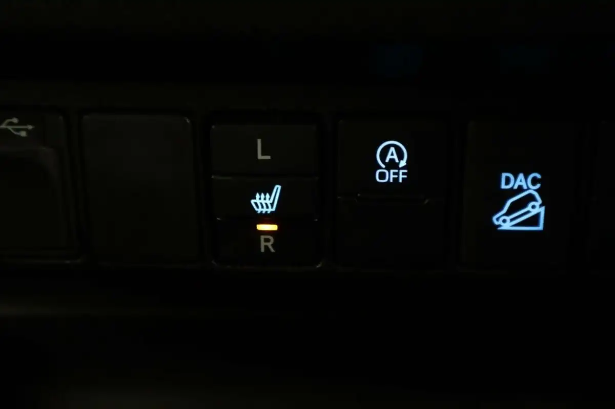 2021-toyota-hi-lux-28d-4d-invincible-x-at35-204hpeu6dt-e-big-49