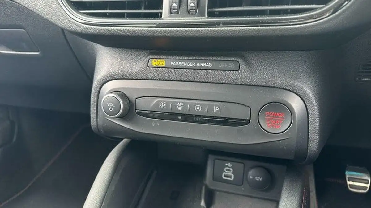 2023-ford-focus-23t-st-hatchback-big-34
