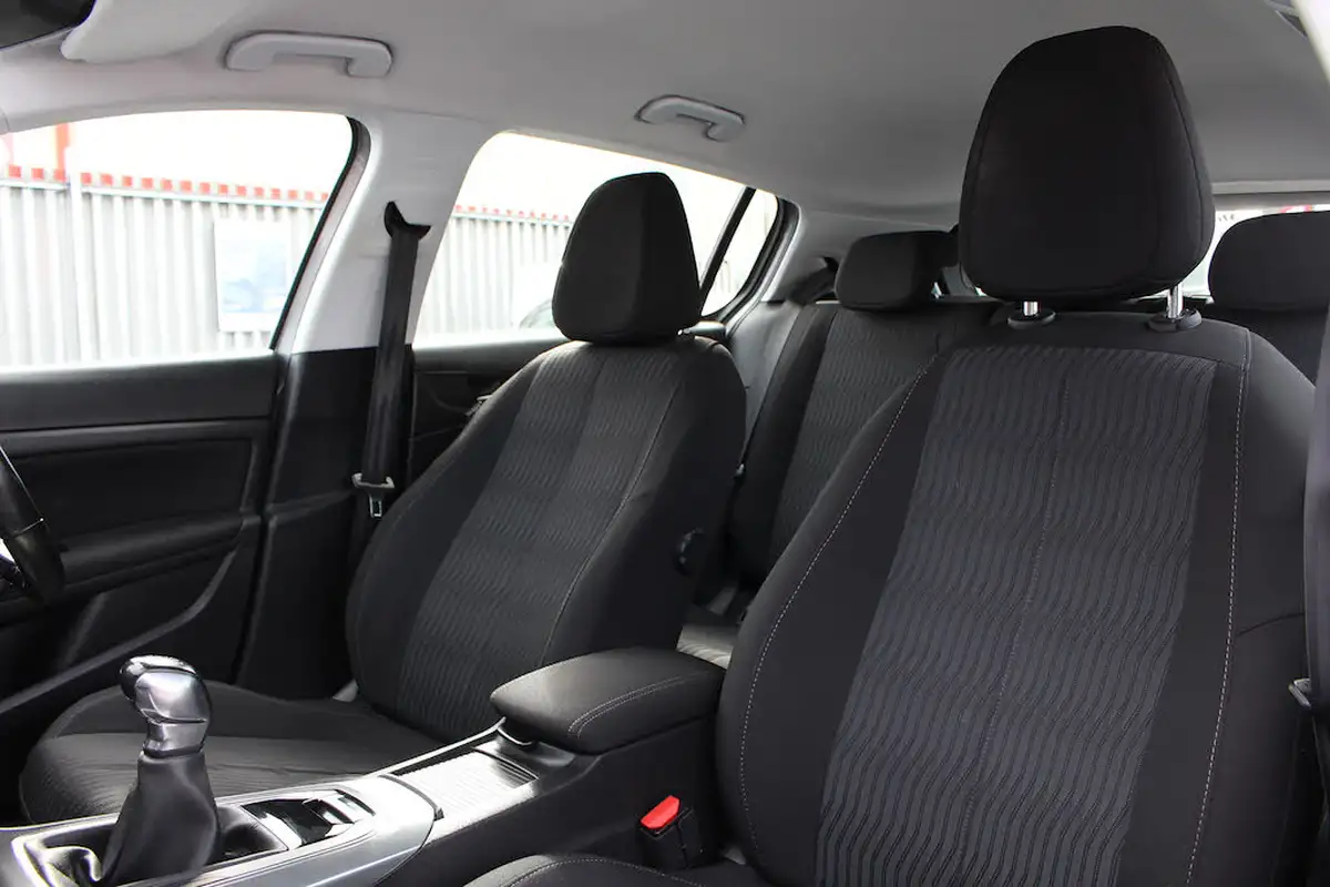 2015-peugeot-308-12-active-puretech-110bhp-big-16