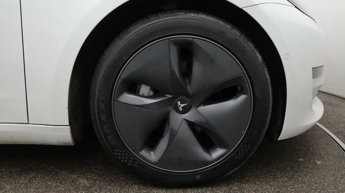 2020-tesla-model-3-e-long-range-big-17
