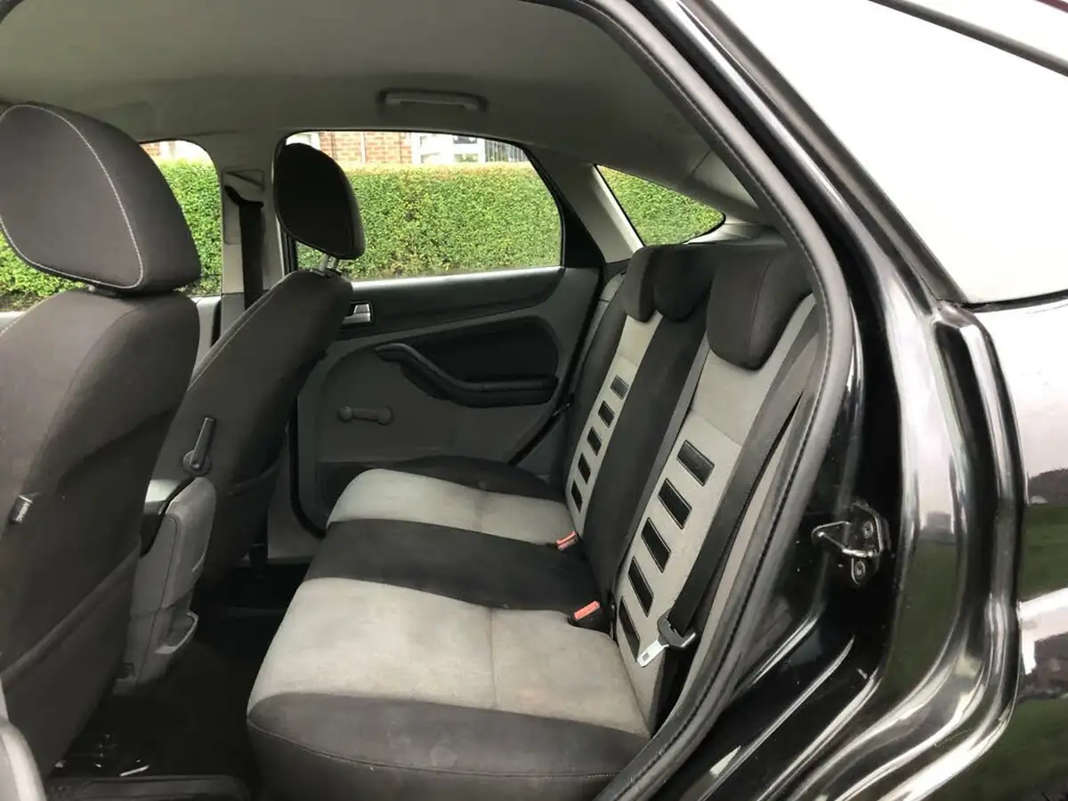 2009-ford-focus-16-zetec-hatchback-5d-big-14