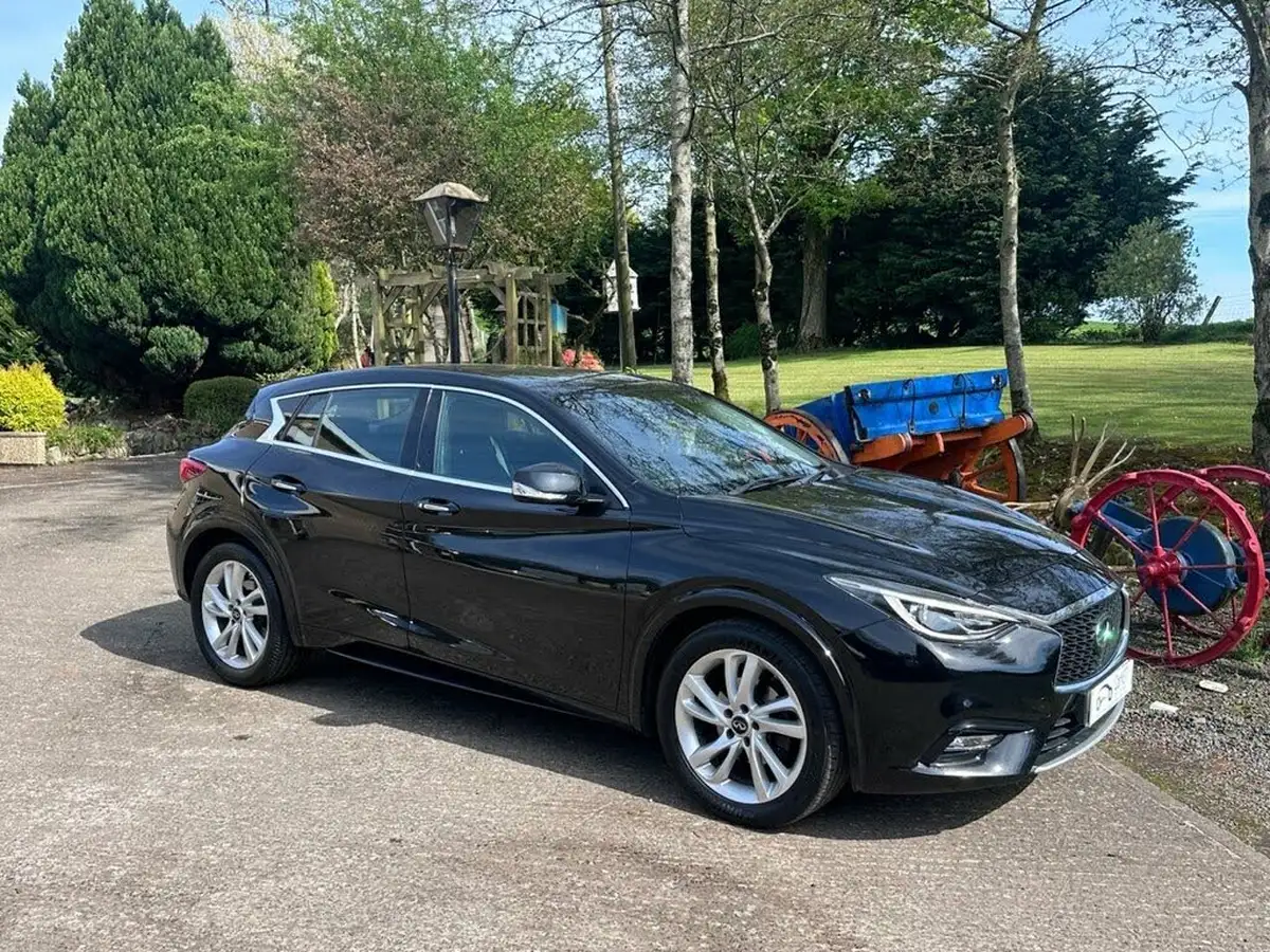 2017-infiniti-q30-15d-se-big-33