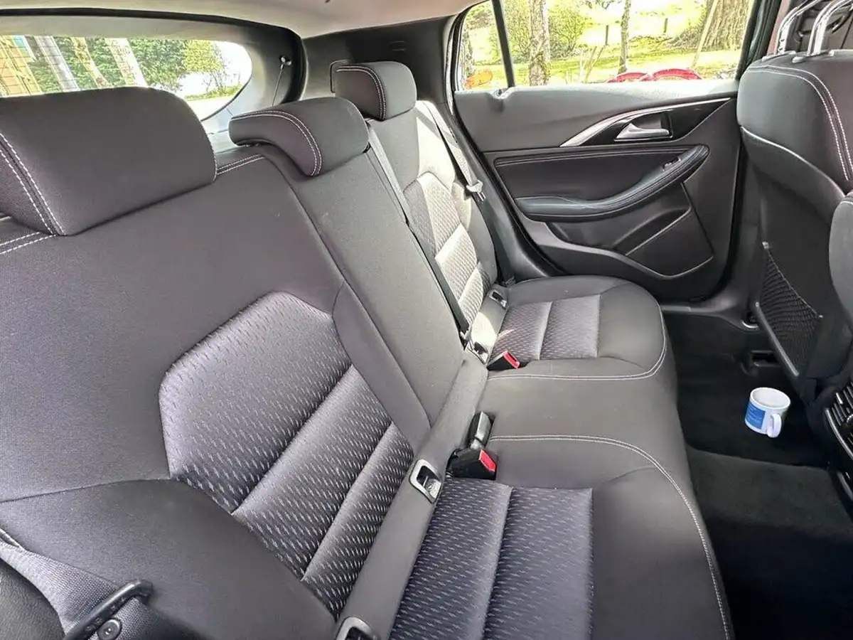 2017-infiniti-q30-15d-se-big-9