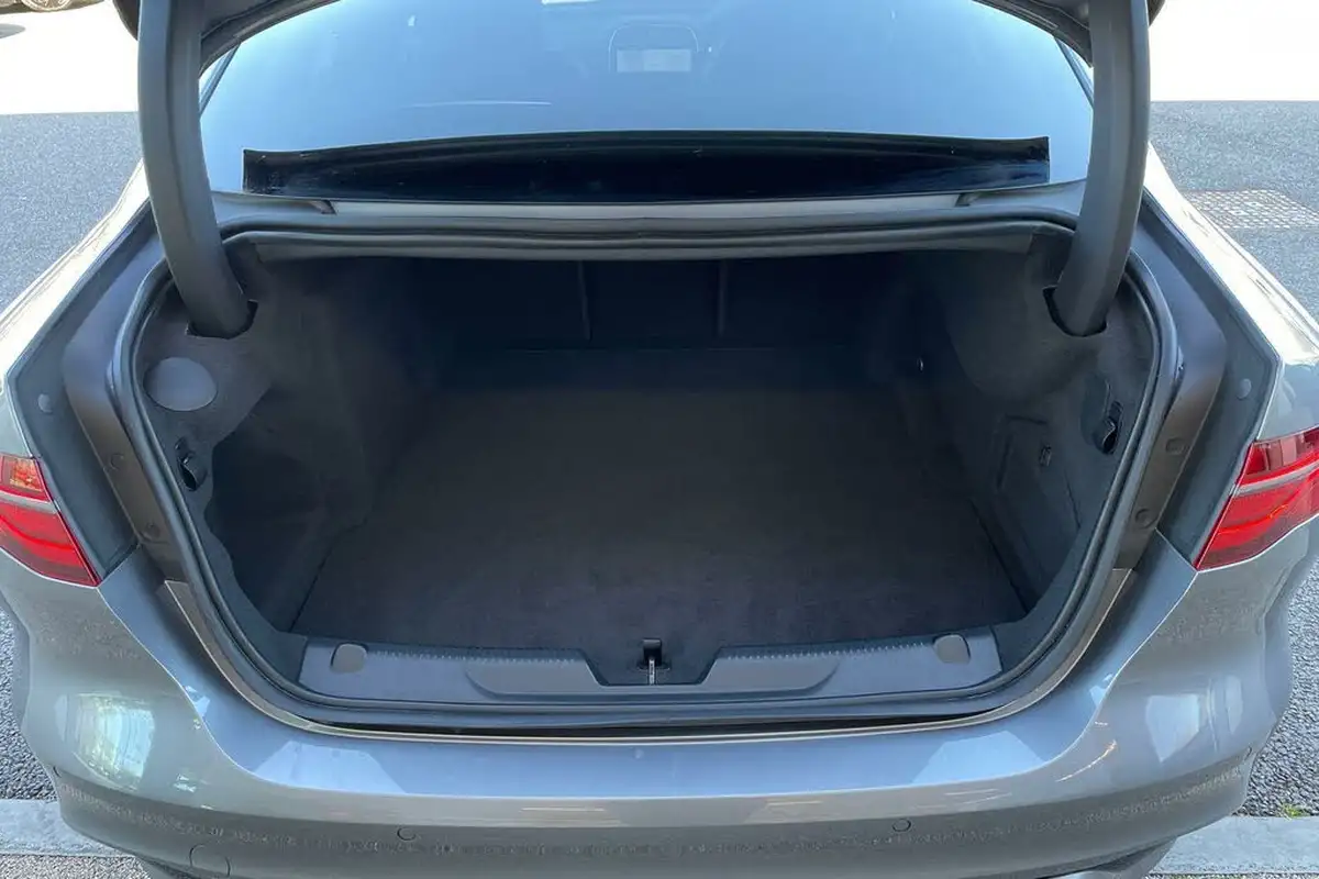 2023-jaguar-xe-20-p250-r-dynamic-hse-black-big-38