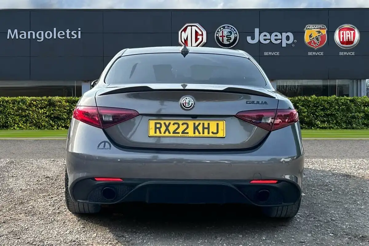 2022-alfa-romeo-giulia-20-veloce-ti-big-3