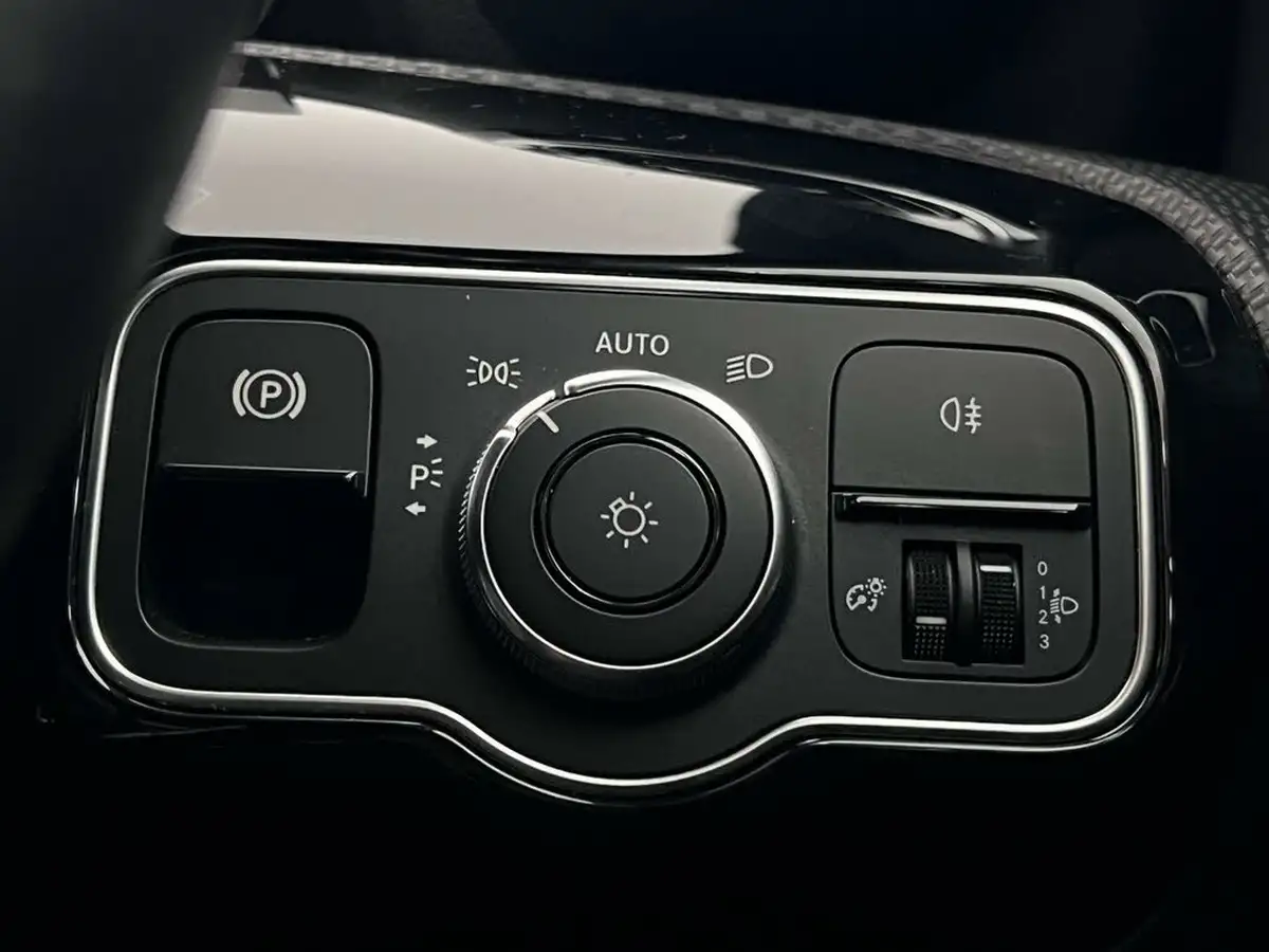 2021-mercedes-benz-a-class-13-a180-se-7g-dct-big-22
