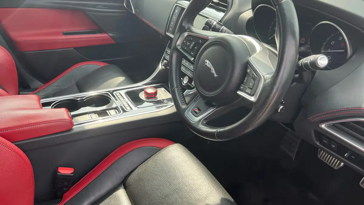2015-jaguar-xe-30-s-big-26