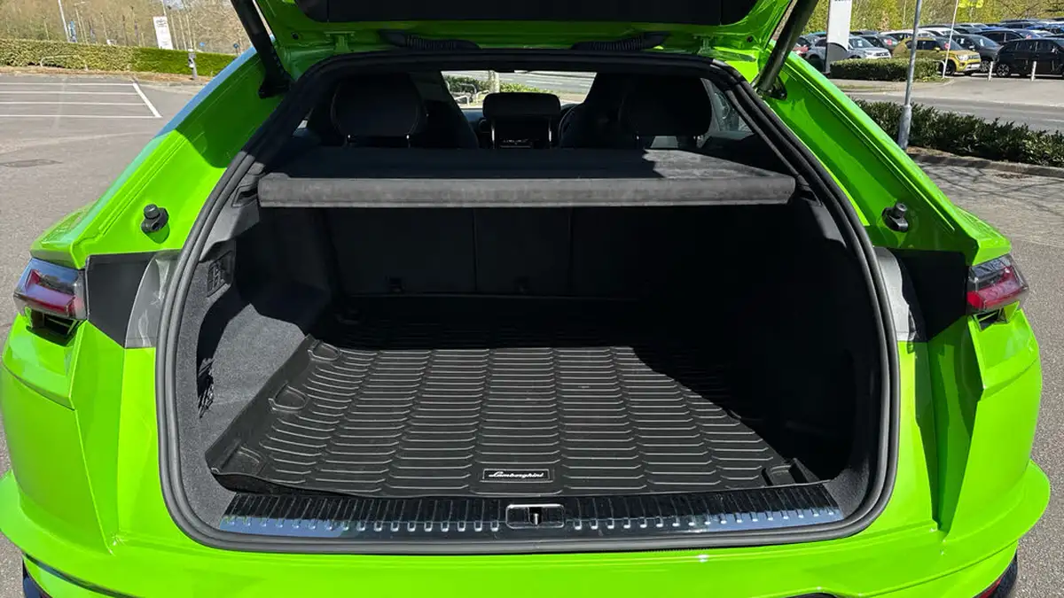 2023-lamborghini-urus-40-no-trim-big-10