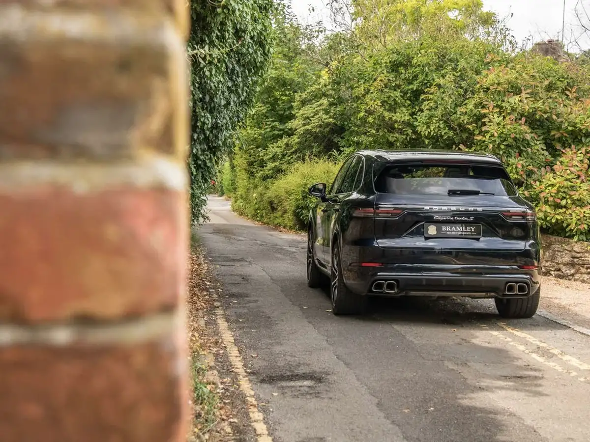 2020-porsche-cayenne-40-v8-turbo-s-e-hybrid-station-wagon-big-11