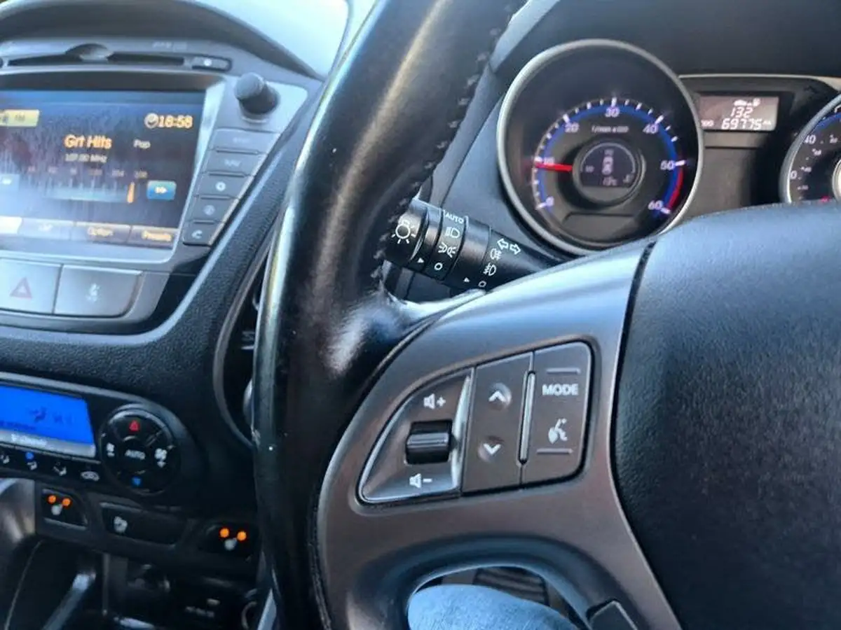 2015-hyundai-ix35-17td-se-nav-big-30