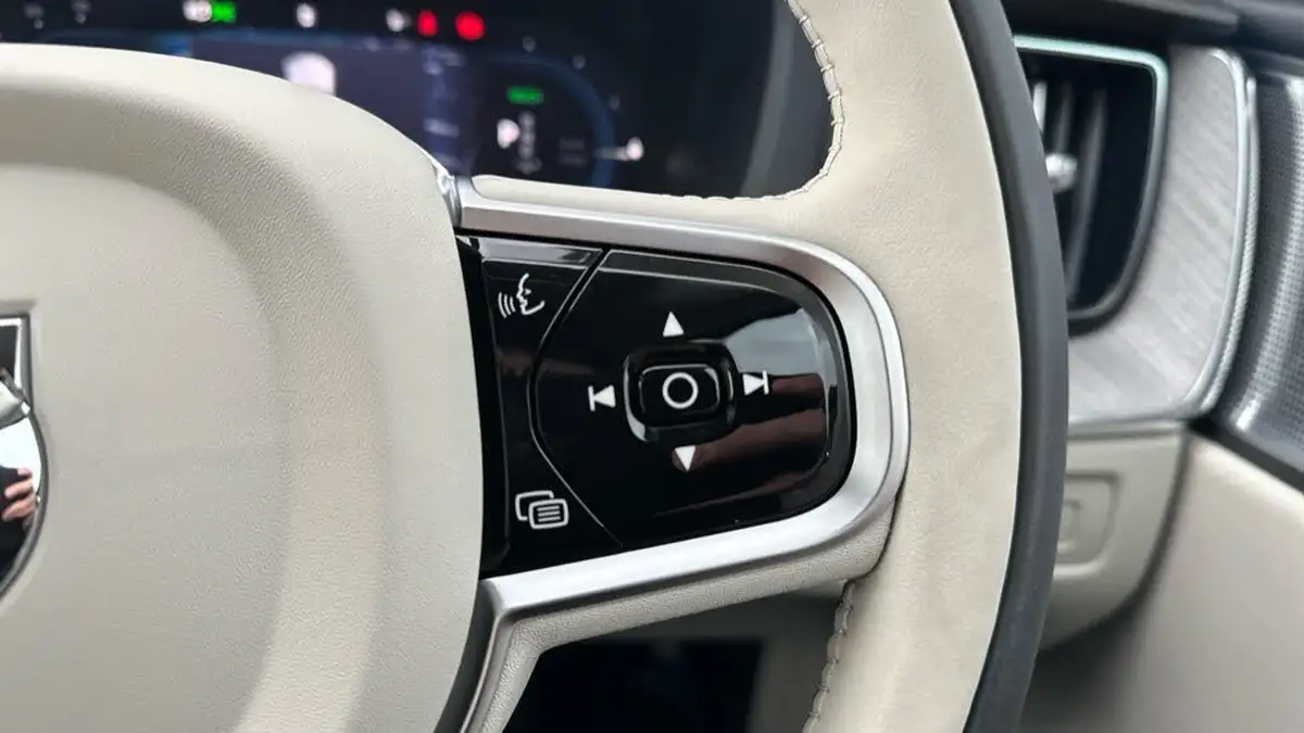 2025-volvo-xc60-20-t8-ultra-dark-big-18