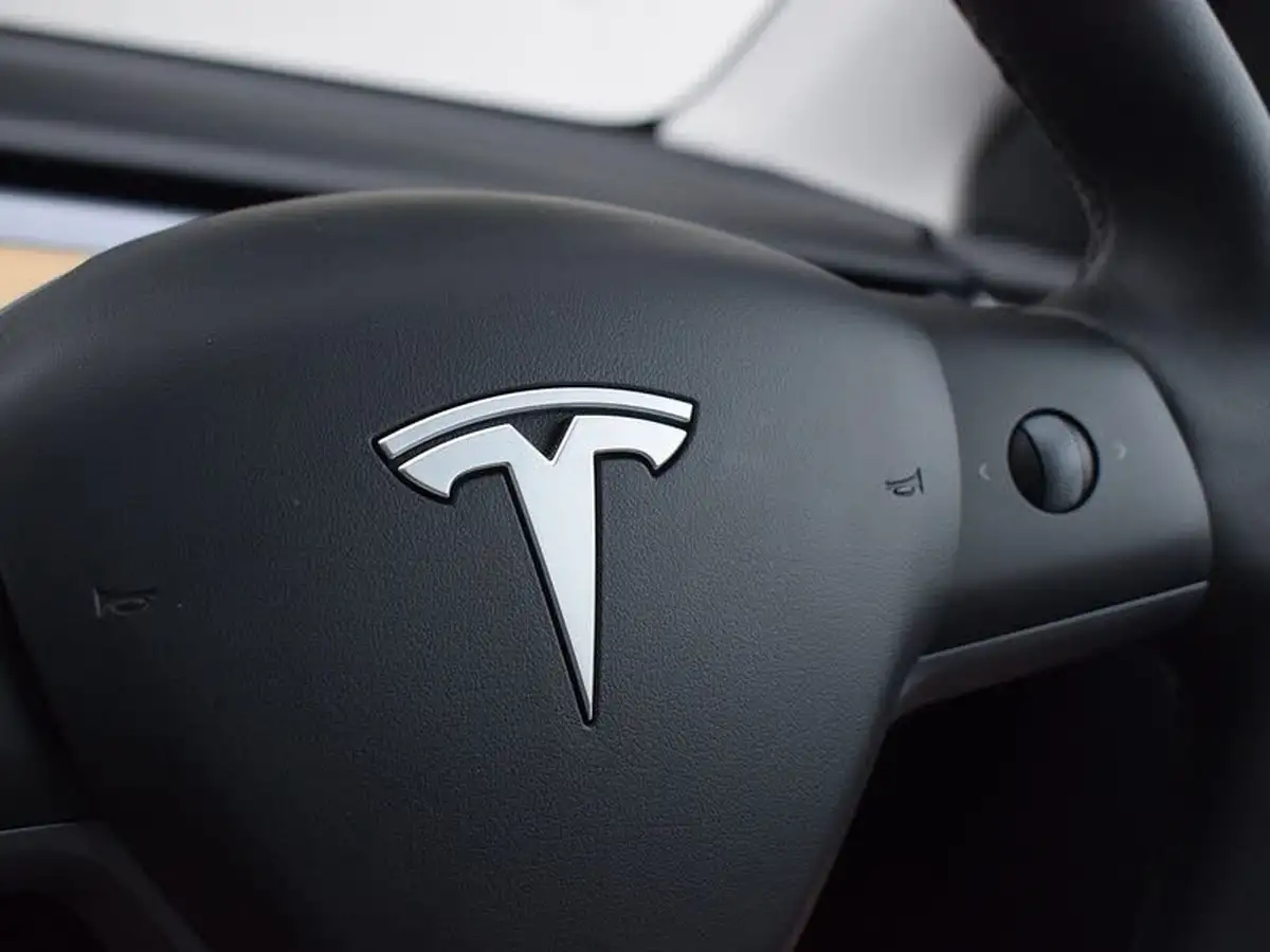 2022-tesla-model-y-e-long-range-big-21