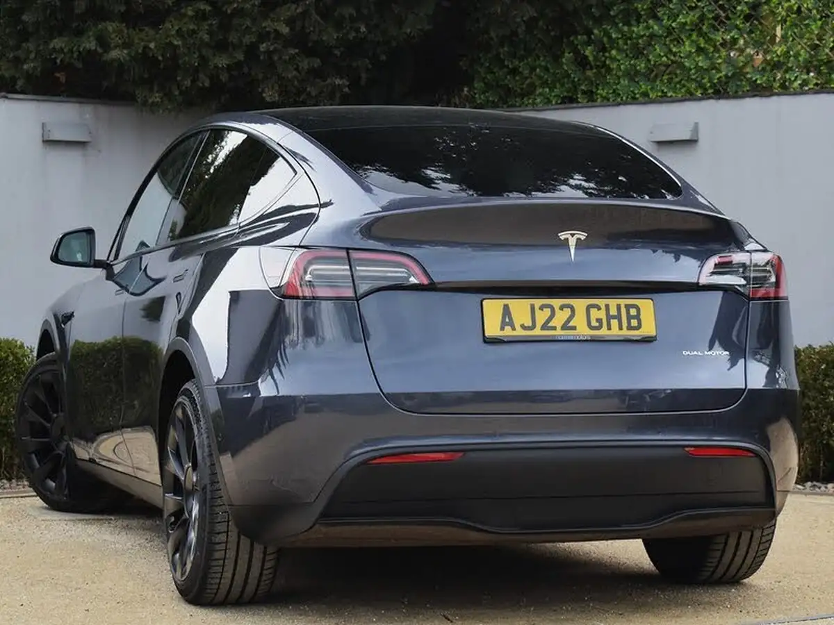 2022-tesla-model-y-e-long-range-big-1