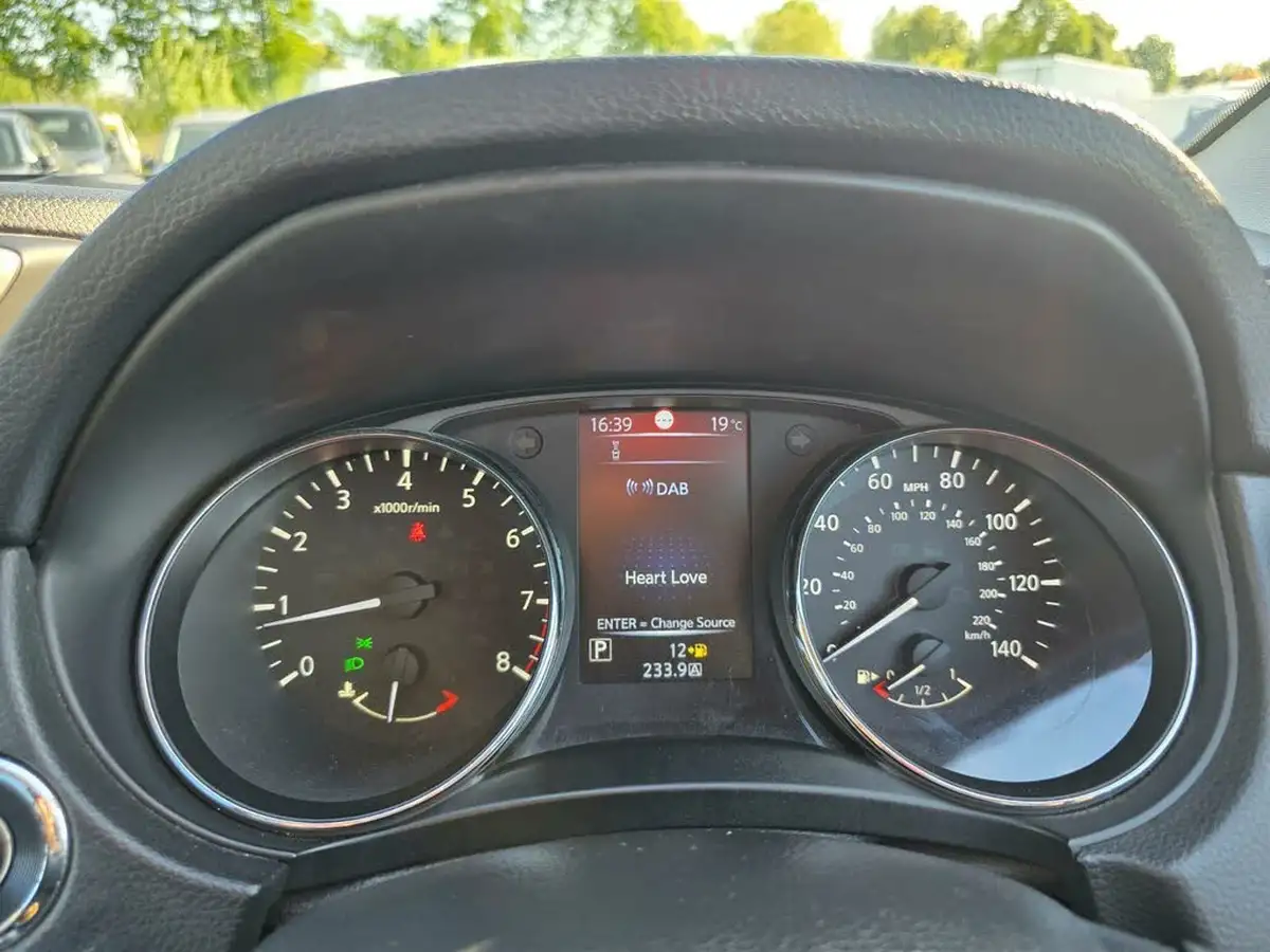 2016-nissan-qashqai-12-dig-t-n-connecta-xtronic-cvt-big-43