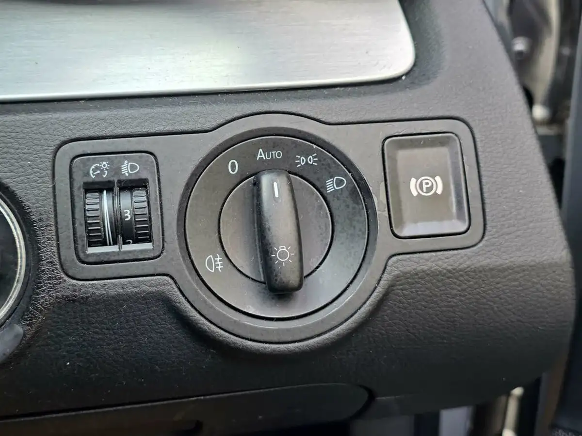 2008-volkswagen-passat-20td-sel-cr-estate-5d-big-28