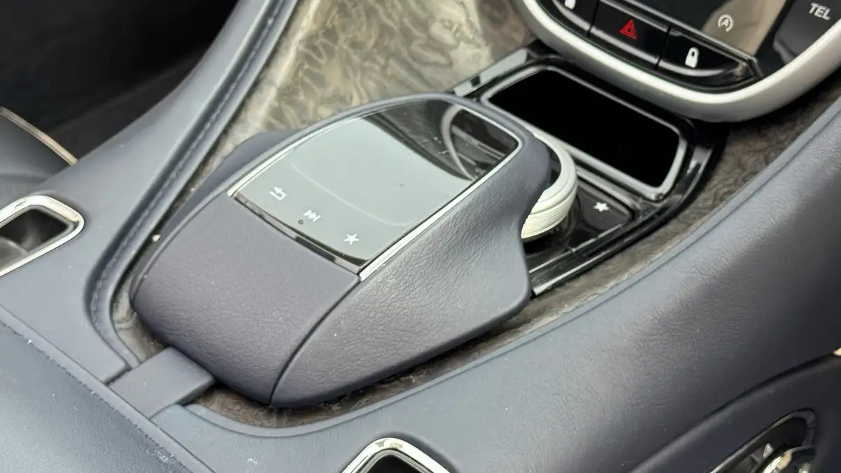 2019-aston-martin-db11-40-v8-big-19