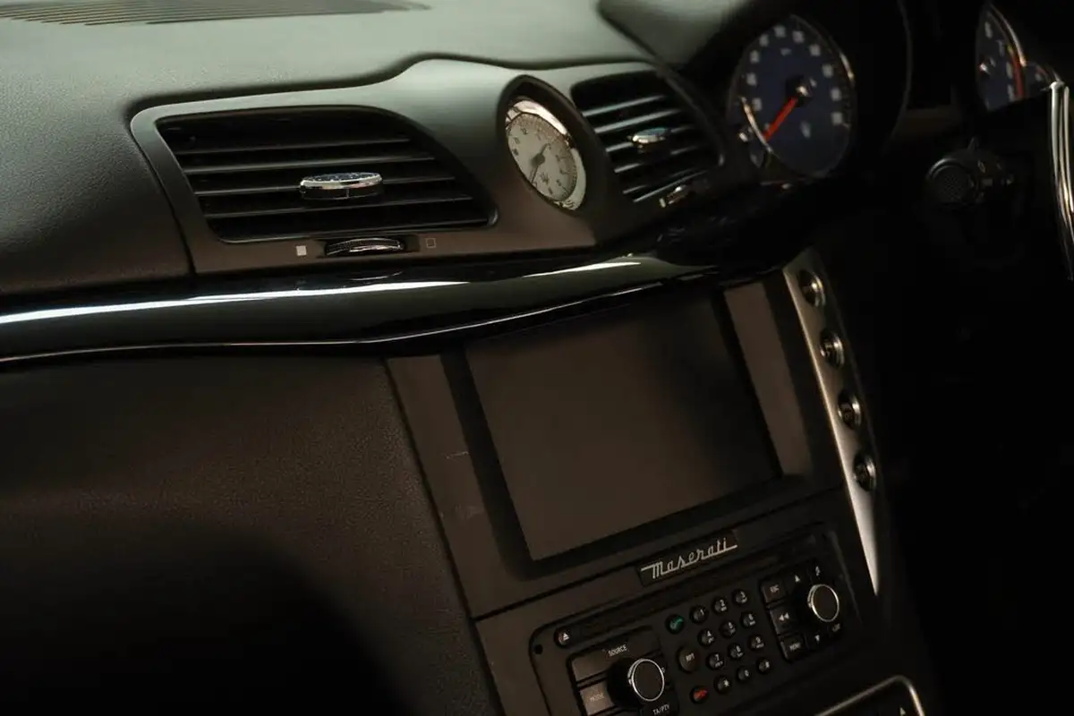 2010-maserati-grancabrio-47-big-28