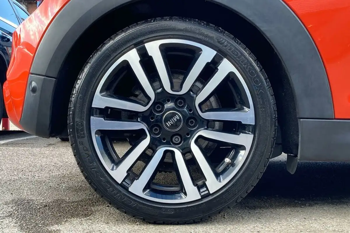 2018-mini-cooper-20-cooper-s-exclusive-ss-hatchback-3d-big-25