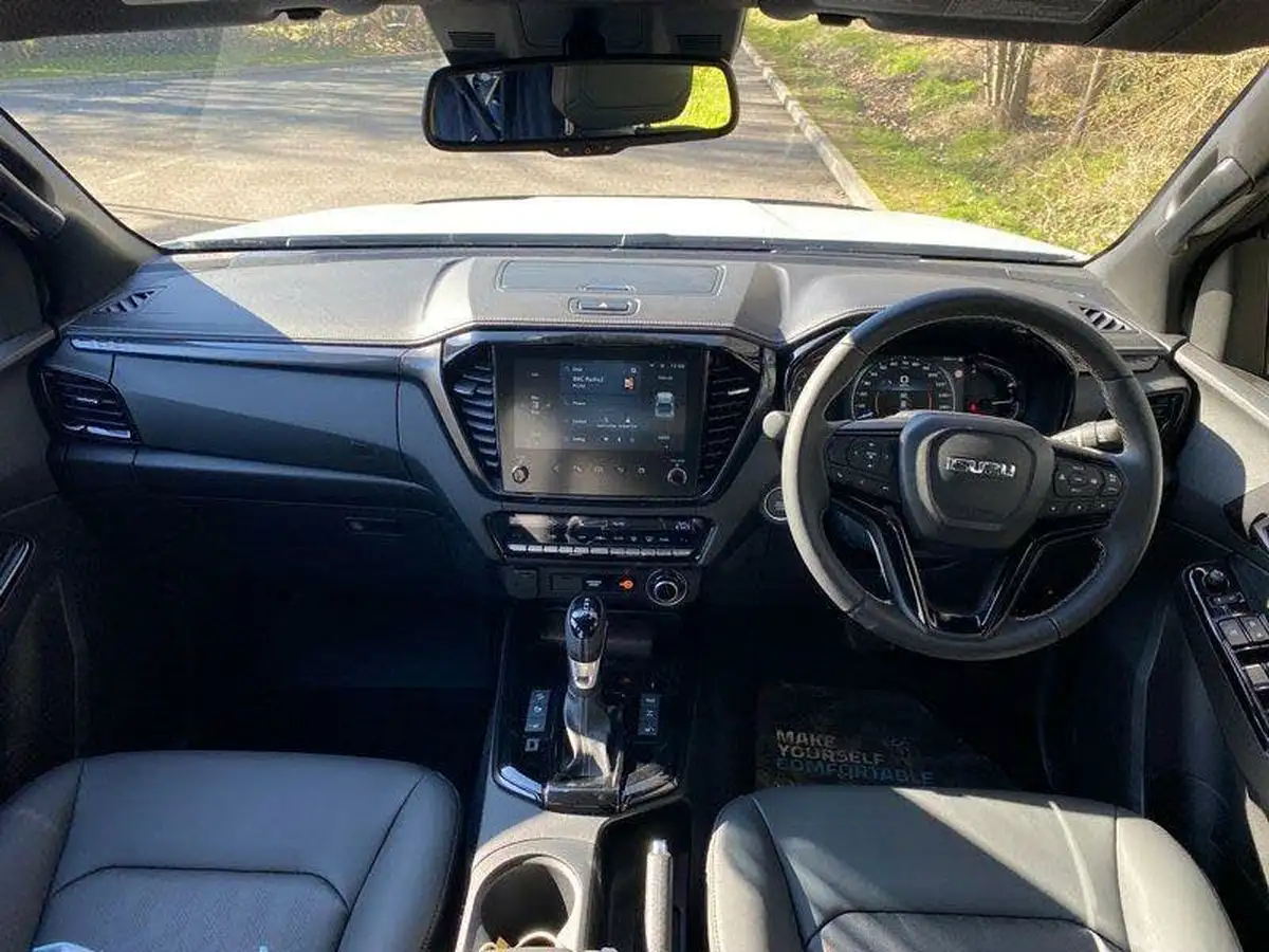 2024-isuzu-d-max-19td-v-cross-auto-big-13