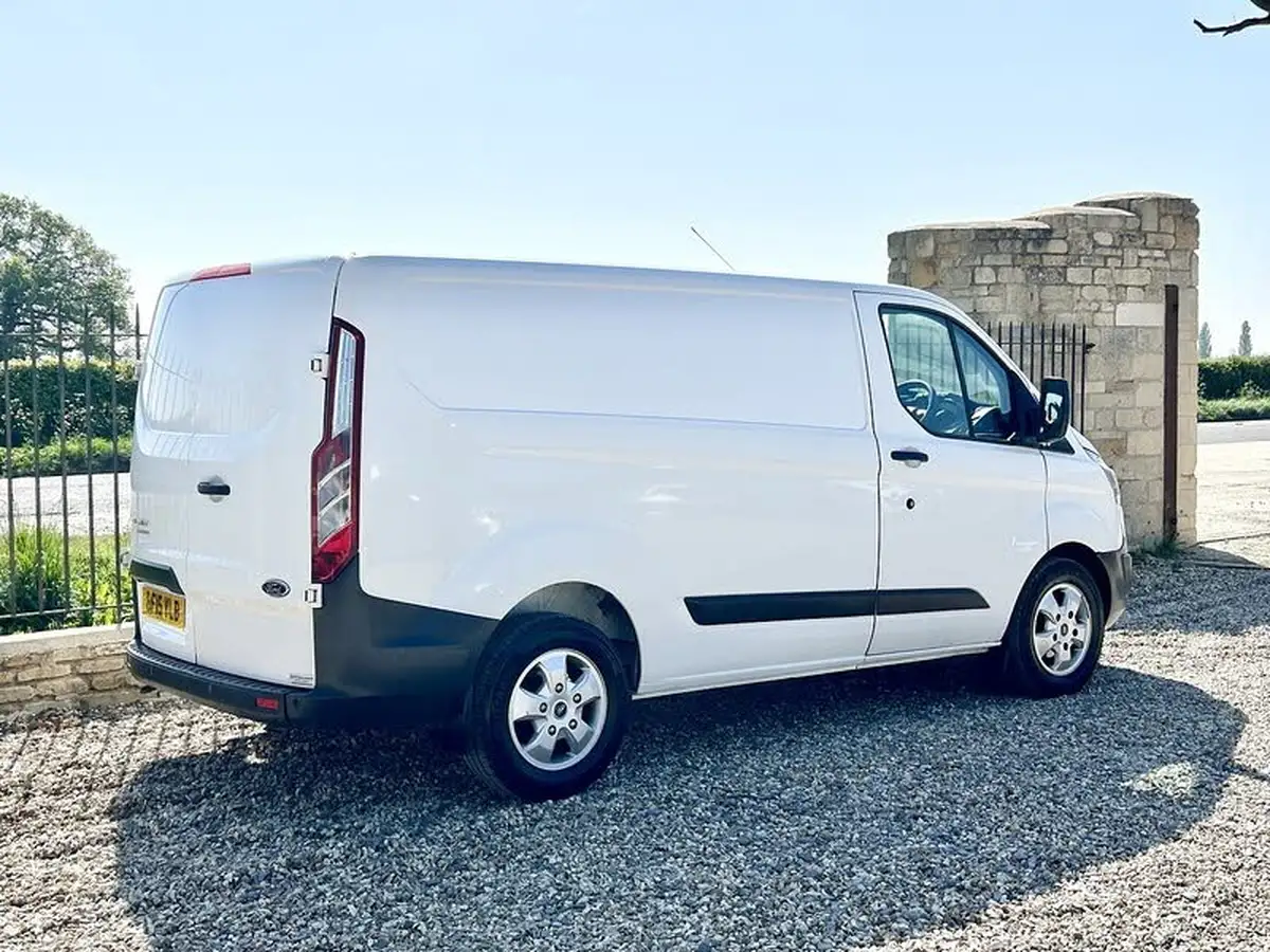 2015-ford-transit-custom-22tdci-310-l2h1-125ps-panel-van-big-18