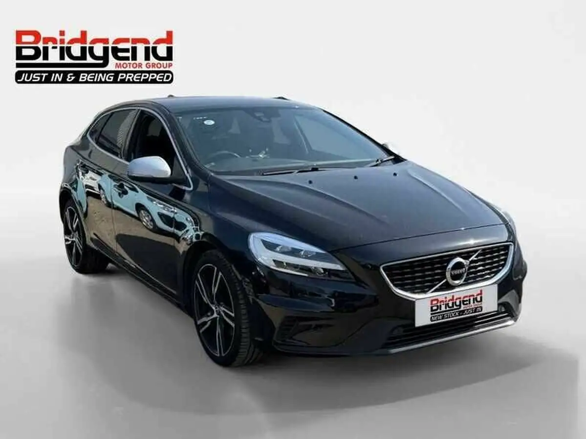 2019-volvo-v40-20-t2-r-design-edition-big-0