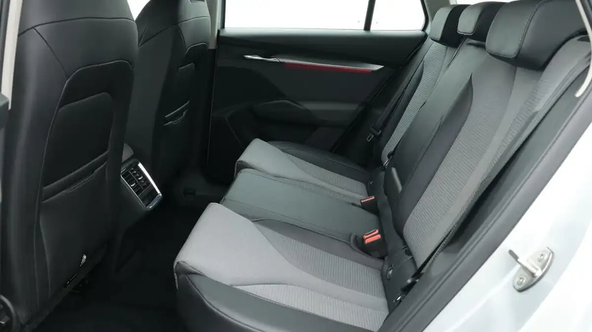 2021-skoda-enyaq-e-80-loft-82-kwh-big-16
