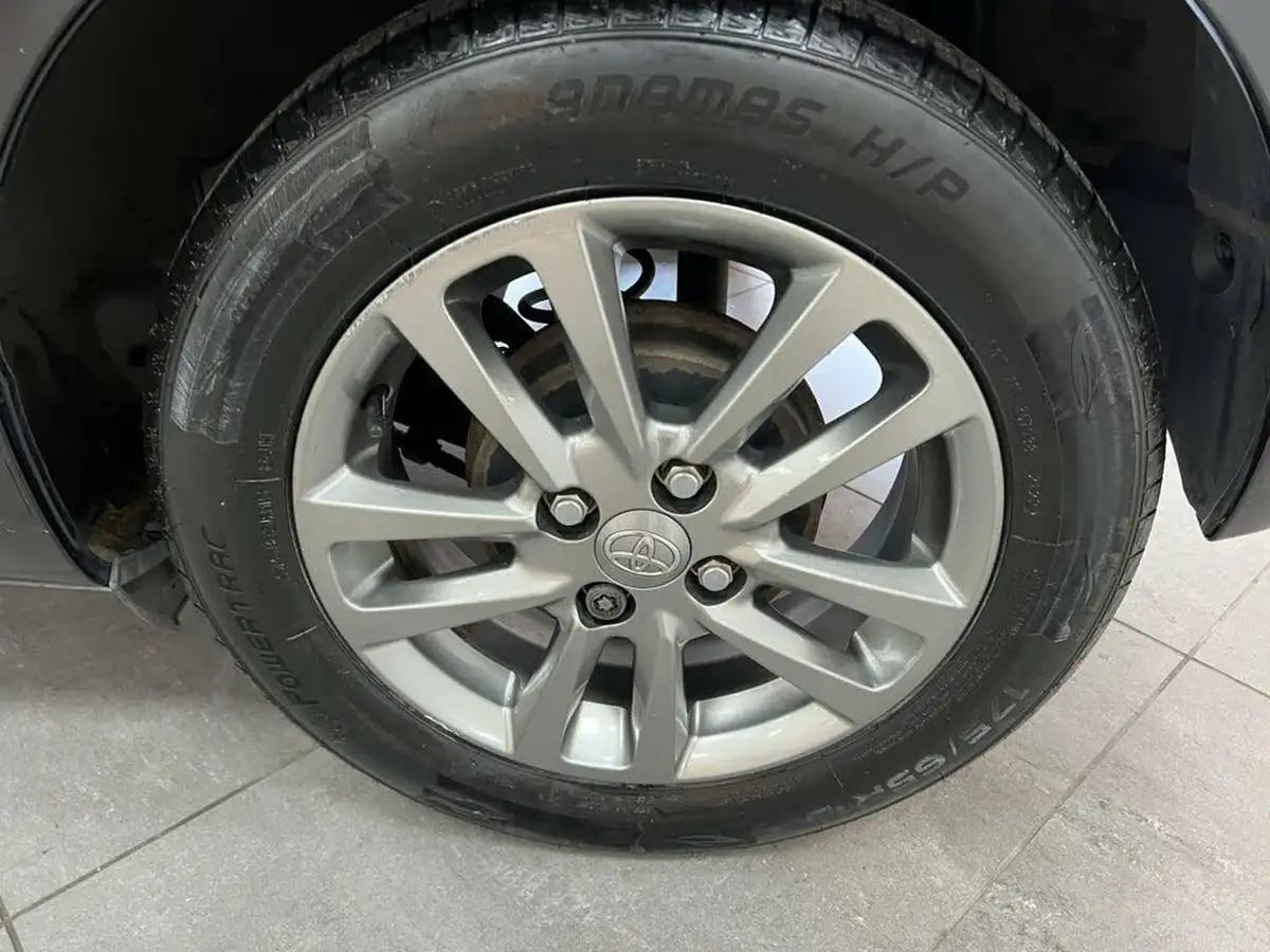 2014-toyota-yaris-133-icon-m-drive-s-big-49