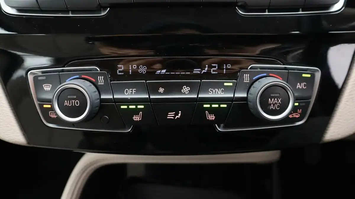 2021-bmw-x1-15-sdrive18i-xline-big-12