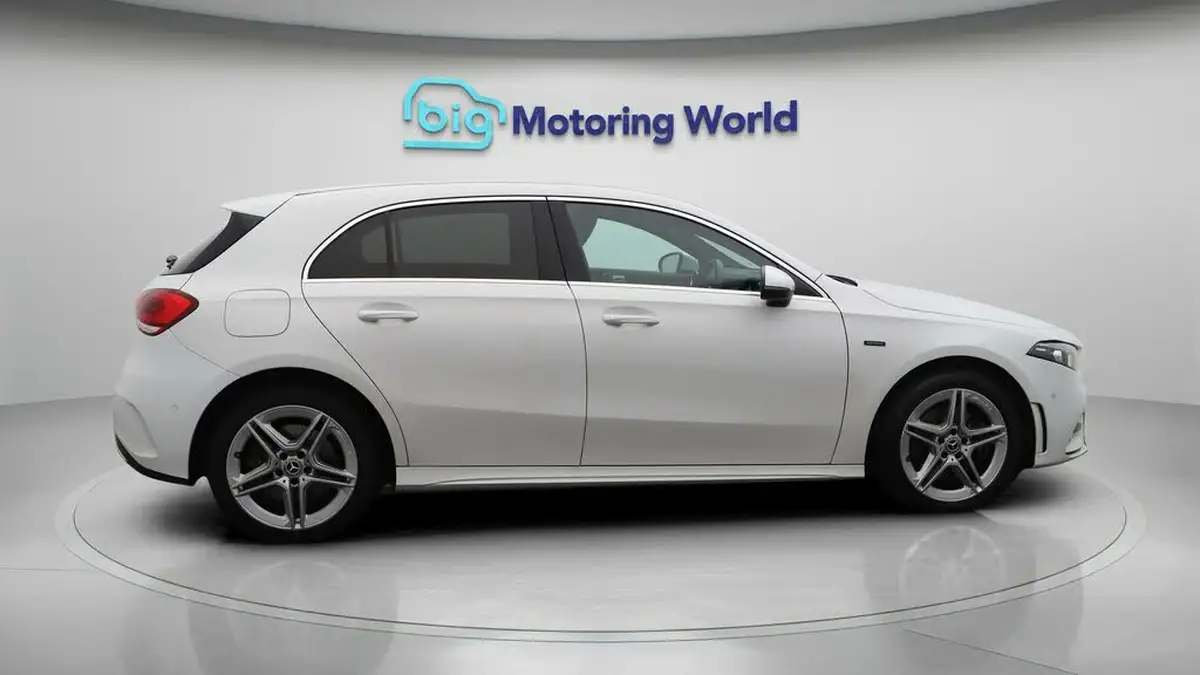 2021-mercedes-benz-a-class-13-a250e-amg-line-executive-hatchback-5d-big-8