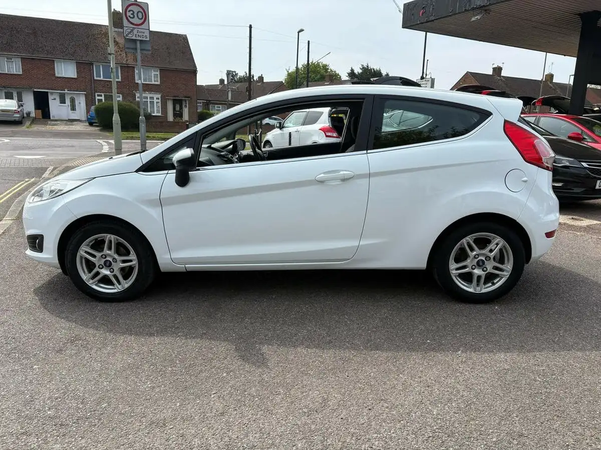 2013-ford-fiesta-10-zetec-80ps-ss-3d-big-4