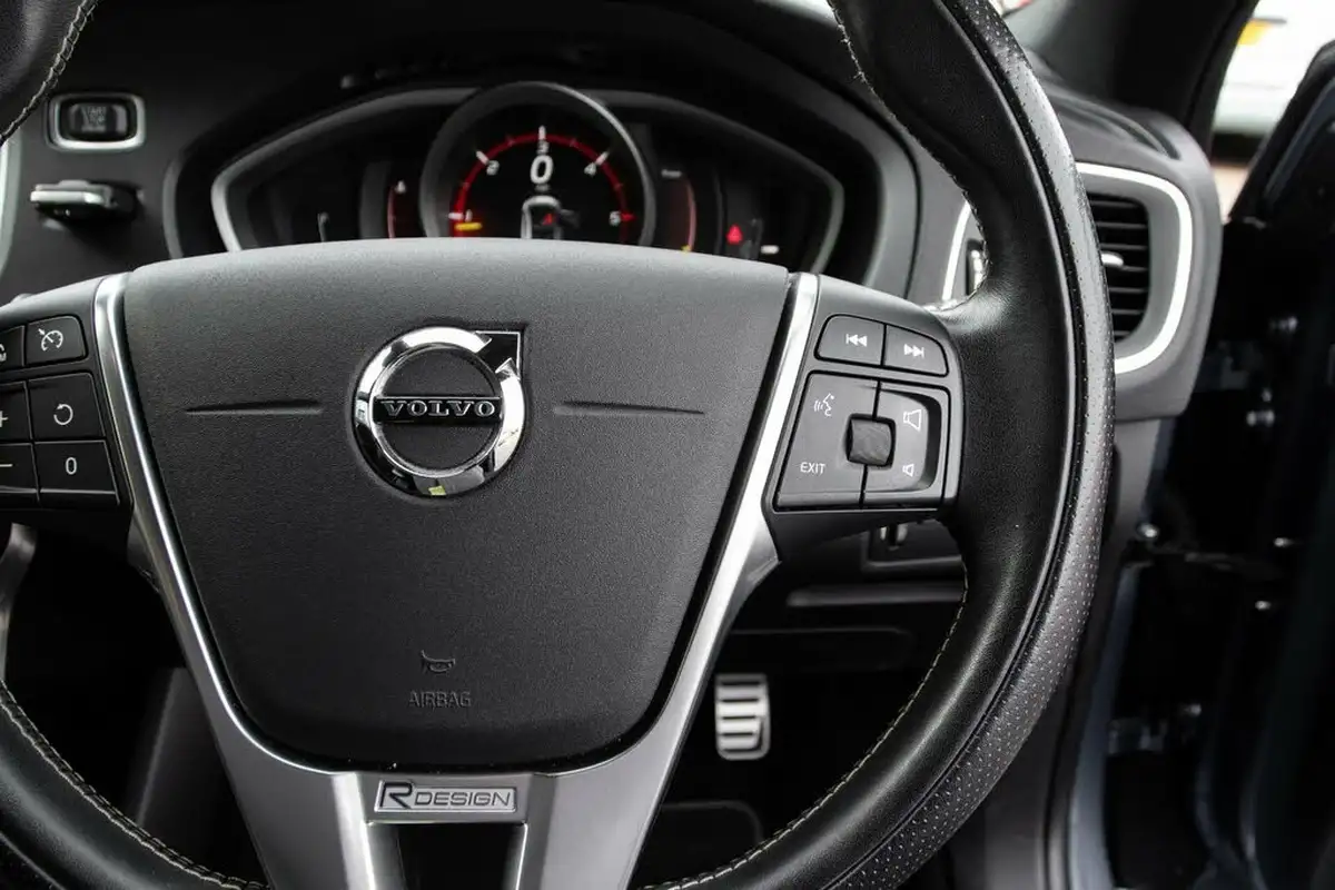 2019-volvo-v40-20td-d2-r-design-nav-plus-big-21
