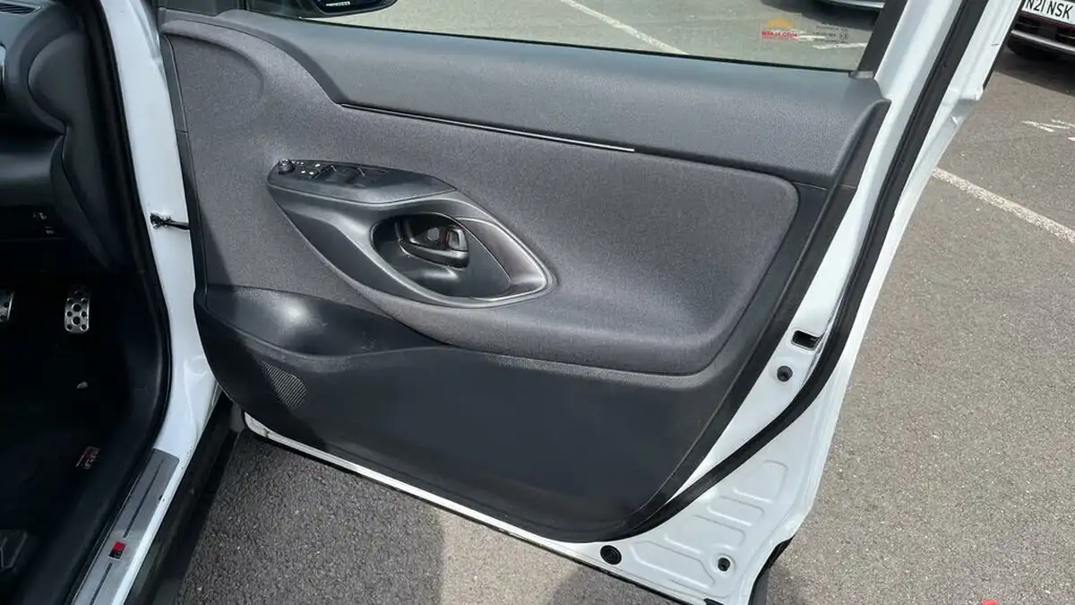 2022-toyota-yaris-cross-15-vvt-i-gr-sport-big-21