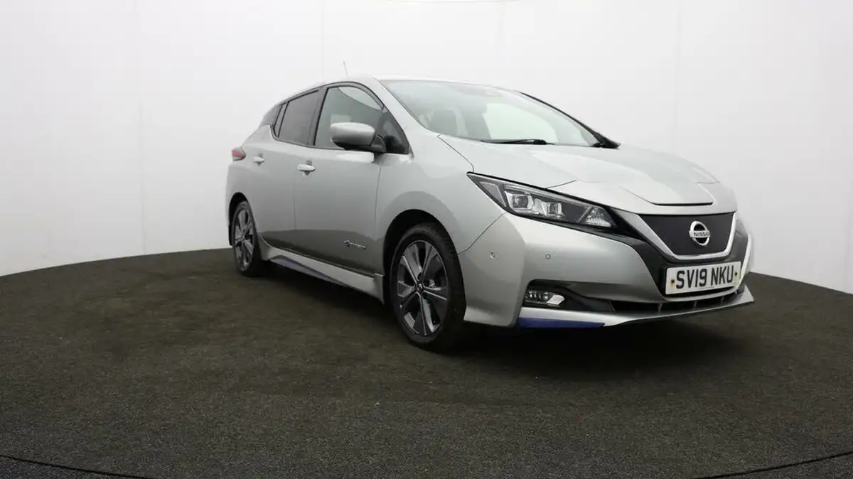 2019-nissan-leaf-e-tekna-big-41
