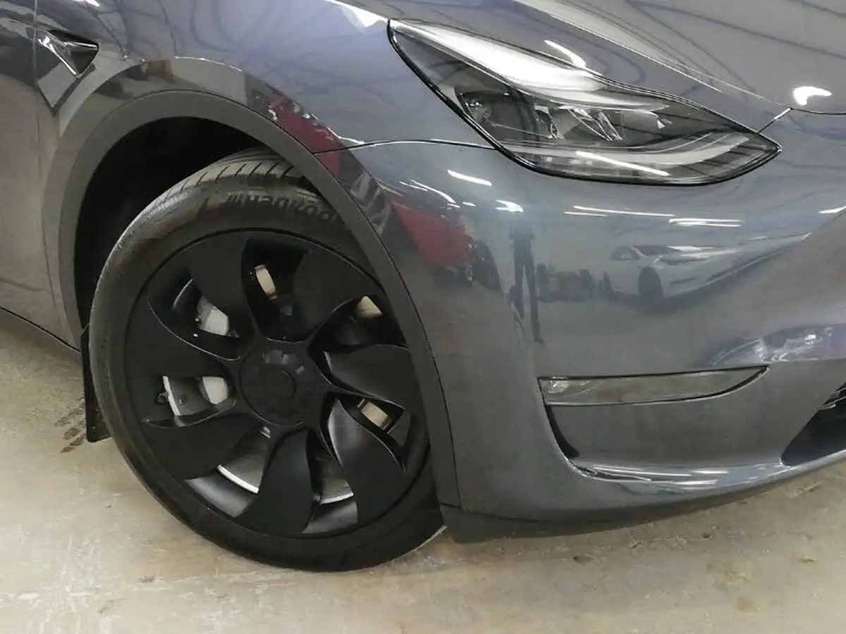 2023-tesla-model-y-e-long-range-big-8