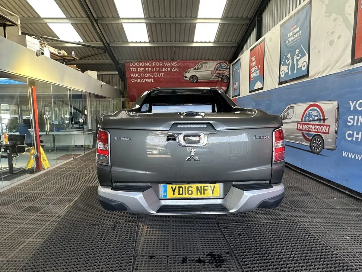 2016-mitsubishi-l200-24di-d-barbarian-auto-big-18
