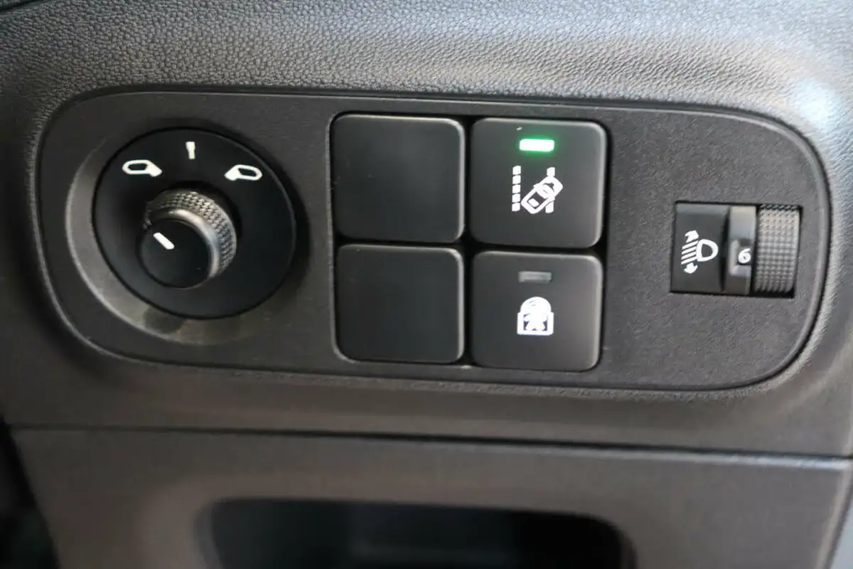 2018-citroen-c3-12-puretech-flair-110ps-ss-eat6-big-47
