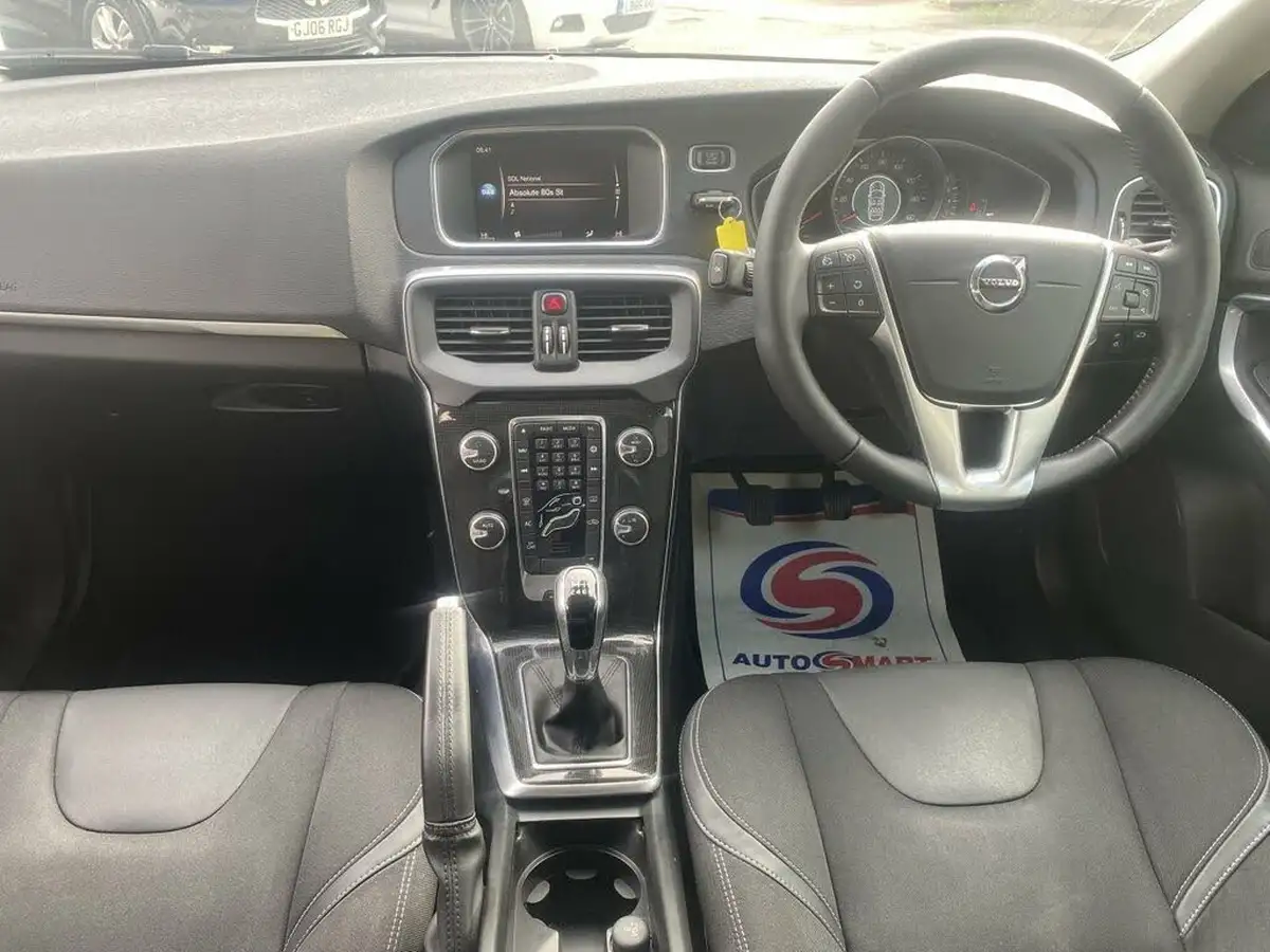 2019-volvo-v40-20-t2-momentum-edition-big-28