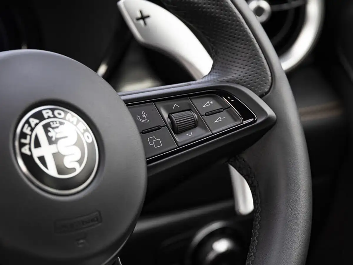 2025-alfa-romeo-tonale-15-veloce-big-12