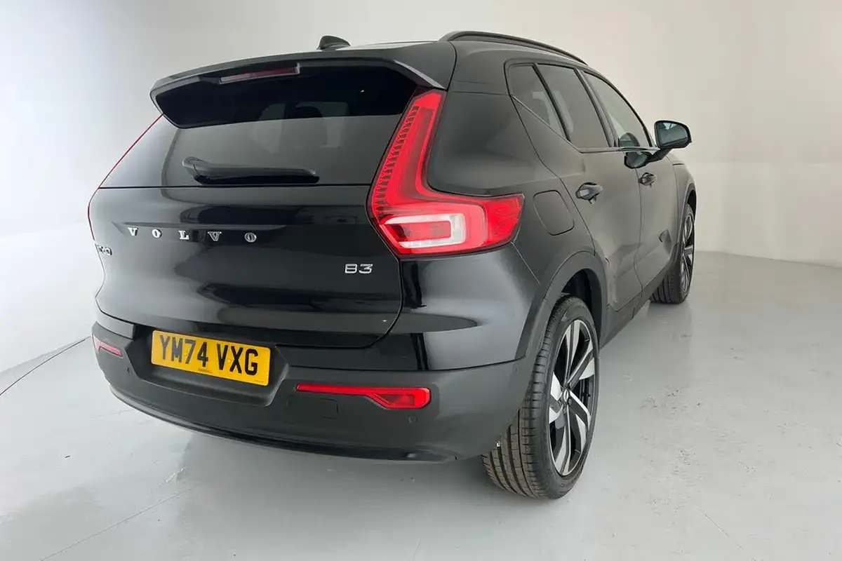 2024-volvo-xc40-20-b3-ultra-bright-big-21